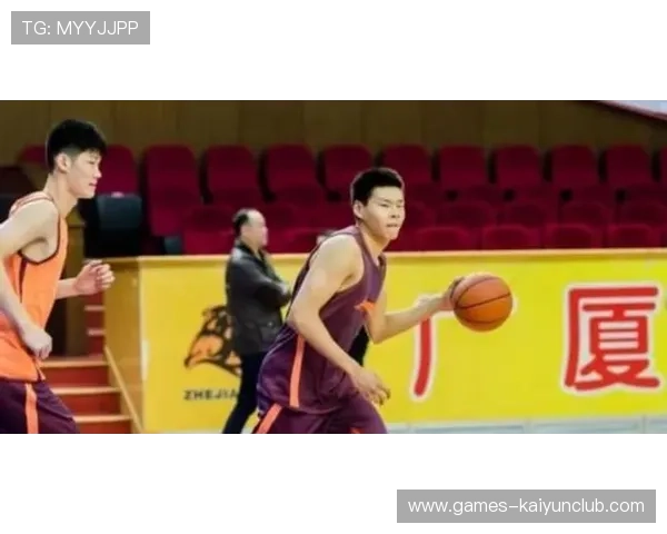 曾凡博训练画面炸裂:扣碎篮筐吓坏队友