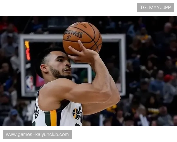 深圳防守层层压迫,布克急停跳投打成关键回合：商业视角下的篮球瞬间与品牌机遇