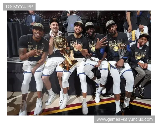 勇士外线拉扯：库里与队友的空间分配更合理